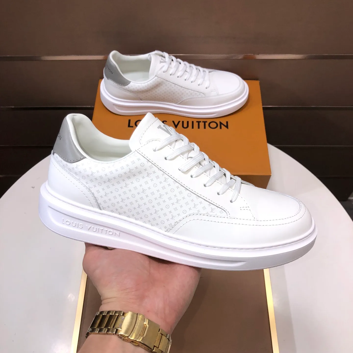 Factory batch 640💰original development, quality shipment, welcome to compare - LV sneaker series sports shoes introduce the loose silhouette of the ready-to-wear series into the spring and summer men's wear shows and make an eye-catching appearance. The cow leather upper is combined with rough fabric laces, and colorful beading highlights the brand's classic elements. LV letters mark the tongue and Monogram floral outsole. Mixed materials Made of top-grain cowhide, thick shoelace design, large Monogram print on the side, mesh lining and cotton feet, the comfort is as extreme as ever, premium heritage, quality first, worth owning! Size: Men’s 38-45 (45 is custom-made and cannot be returned or exchanged)